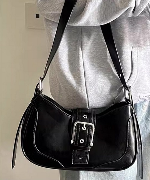 .KOM（ドットコム）の「『.KOM/ドットケーオーエム』ベルトデザインレザーライクショルダーバッグ【Y】【CN】（ショルダーバッグ・レディース・ホワイト/ブラック/シルバー・FREE）」の3枚目の写真