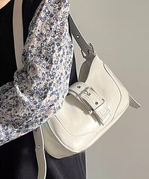 .KOM（ドットコム）の「『.KOM/ドットケーオーエム』ベルトデザインレザーライクショルダーバッグ【Y】【CN】（ショルダーバッグ・レディース・ホワイト/ブラック/シルバー・FREE）」の4枚目の写真