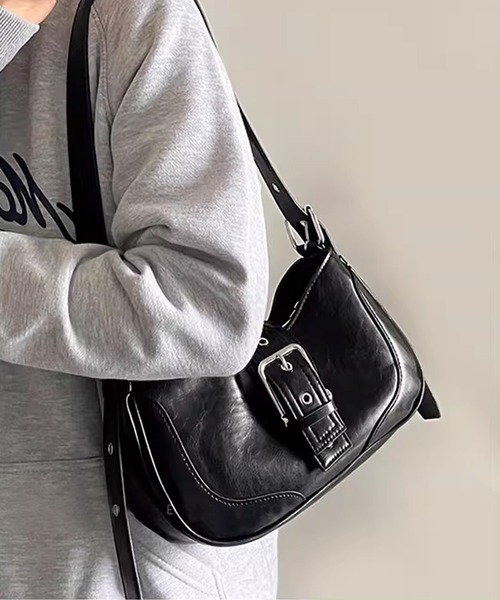 .KOM（ドットコム）の「『.KOM/ドットケーオーエム』ベルトデザインレザーライクショルダーバッグ【Y】【CN】（ショルダーバッグ・レディース・ホワイト/ブラック/シルバー・FREE）」の6枚目の写真