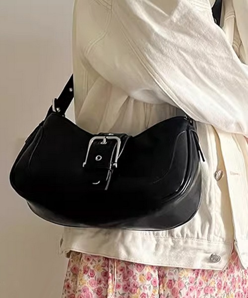 .KOM（ドットコム）の「『.KOM/ドットケーオーエム』ベルトデザインレザーライクショルダーバッグ【Y】【CN】（ショルダーバッグ・レディース・ホワイト/ブラック/シルバー・FREE）」の7枚目の写真