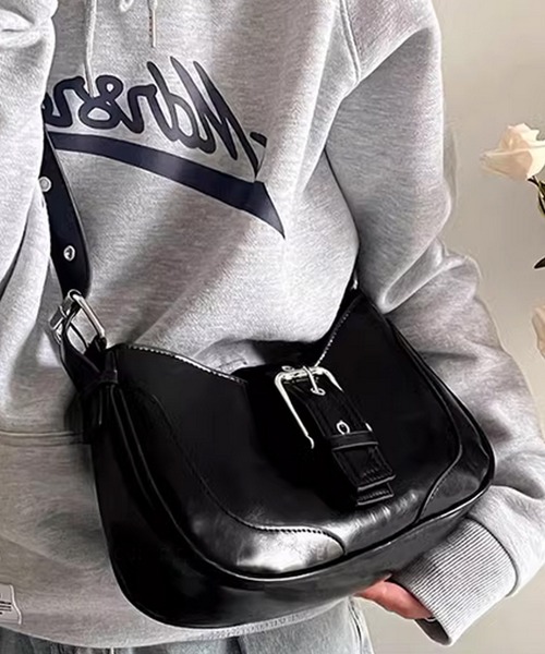 .KOM（ドットコム）の「『.KOM/ドットケーオーエム』ベルトデザインレザーライクショルダーバッグ【Y】【CN】（ショルダーバッグ・レディース・ホワイト/ブラック/シルバー・FREE）」の8枚目の写真