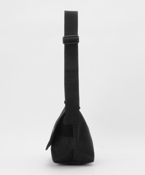 Manhattan Portage（マンハッタンポーテージ）の「Manhattan Portage / 1605JR（メッセンジャーバッグ・メンズ・ブラック/ネイビー・ONE SIZE）」の6枚目の写真