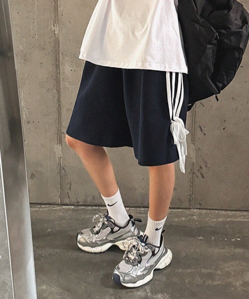 ROGER AND RAW（ロジャーアンドロウ）の「サイドラインリボンジャージパンツ（その他パンツ・レディース・レッド/ネイビー・FREE）」の4枚目の写真