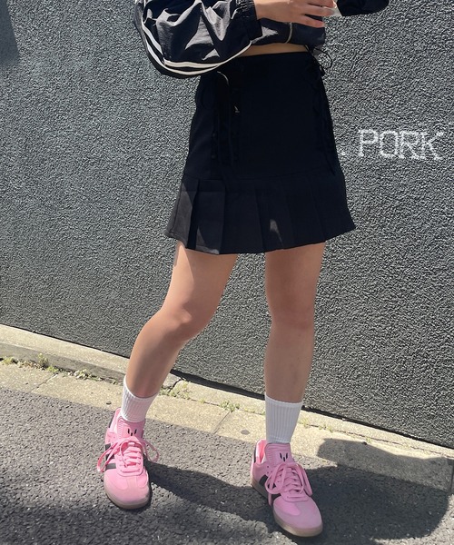 ROGER AND RAW(ロジャーアンドロウ)の「編み上げリボンプリーツミニスカート(スカート・レディース・グレー/ブラック・SMALL/MEDIUM)」の5枚目の写真