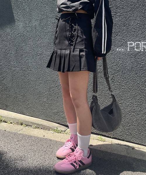 ROGER AND RAW（ロジャーアンドロウ）の「編み上げリボンプリーツミニ