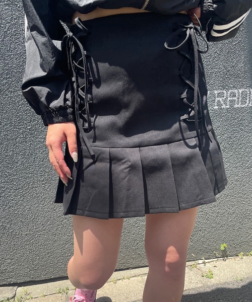 ROGER AND RAW(ロジャーアンドロウ)の「編み上げリボンプリーツミニスカート(スカート・レディース・グレー/ブラック・SMALL/MEDIUM)」の7枚目の写真