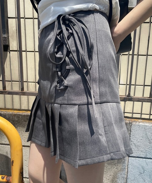ROGER AND RAW(ロジャーアンドロウ)の「編み上げリボンプリーツミニスカート(スカート・レディース・グレー/ブラック・SMALL/MEDIUM)」の13枚目の写真