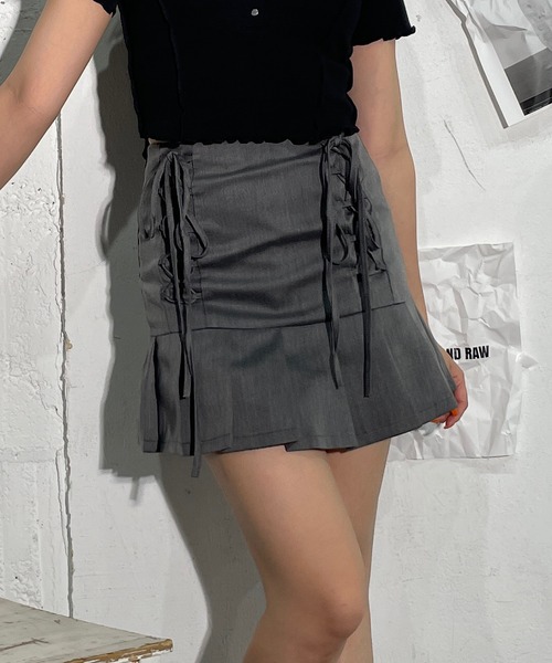 ROGER AND RAW(ロジャーアンドロウ)の「編み上げリボンプリーツミニスカート(スカート・レディース・グレー/ブラック・SMALL/MEDIUM)」の17枚目の写真