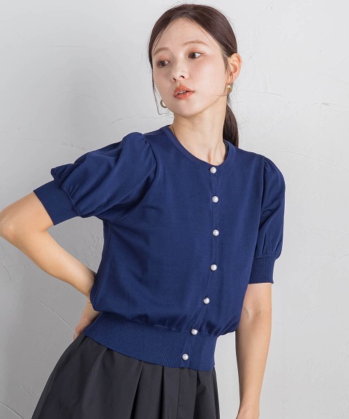 QUEENS COURT(クイーンズコート)の「パールボタンパフ袖カーデ≪接触冷感/手洗い可能≫(カーディガン/ボレロ・レディース・ブルー/ホワイト/ブラック/ネイビー/ピンク/ブルー系その他/ピンク系その他・M)」の4枚目の写真