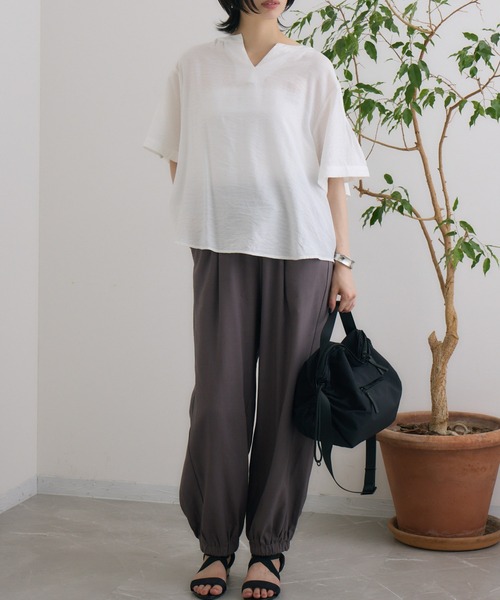 ROSIEE（ロージー）の「ROSIEE バック釦袖フレアブラウス（シャツ/ブラウス・レディース・ベージュ/ホワイト・FREE）」の8枚目の写真