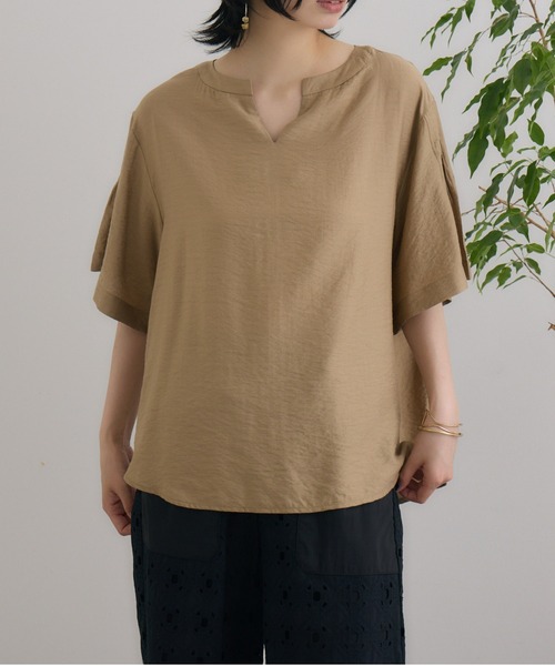 ROSIEE（ロージー）の「ROSIEE バック釦袖フレアブラウス（シャツ/ブラウス・レディース・ベージュ/ホワイト・FREE）」の4枚目の写真