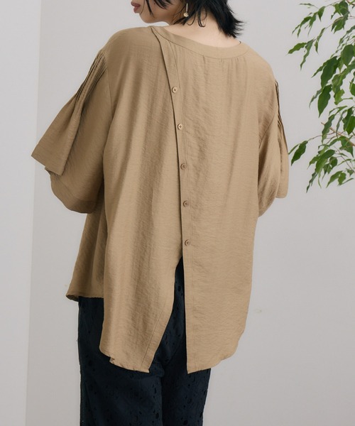 ROSIEE（ロージー）の「ROSIEE バック釦袖フレアブラウス（シャツ/ブラウス・レディース・ベージュ/ホワイト・FREE）」の6枚目の写真