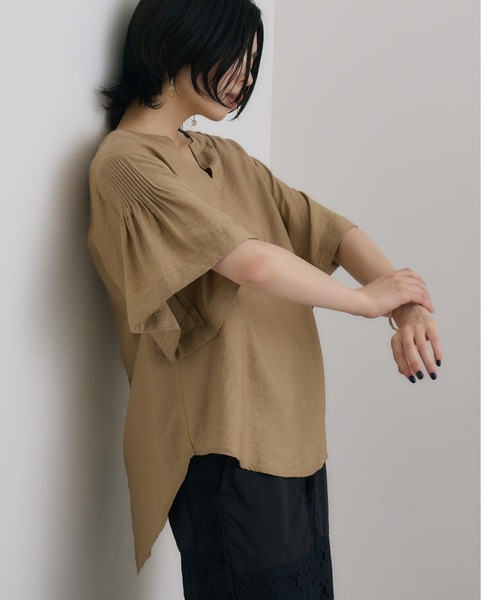 ROSIEE（ロージー）の「ROSIEE バック釦袖フレアブラウス（シャツ/ブラウス・レディース・ベージュ/ホワイト・FREE）」の7枚目の写真