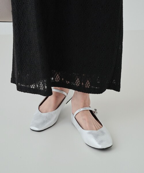 SHOO・LA・RUE（シューラルー）の「◆華やかな光沢！メタリックメリージェーン（パンプス・レディース・ブラック/シルバー・35/45）」の4枚目の写真