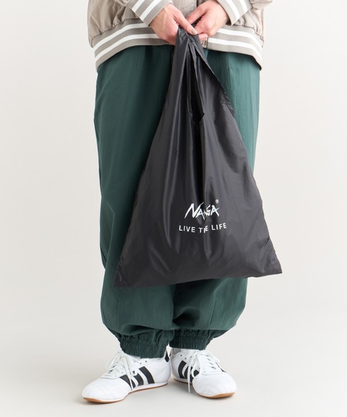 NANGA（ナンガ）の「NANGA POCKETABLE ECO BAG(LIVE THE LIFE)/ナンガ ポケッタブル エコバッグ（エコバッグ/サブバッグ・メンズ・ブラック/ブラウン系その他/マスタード/ゴールド/グレー/オレンジ/ターコイズブルー・FREE）」の11枚目の写真