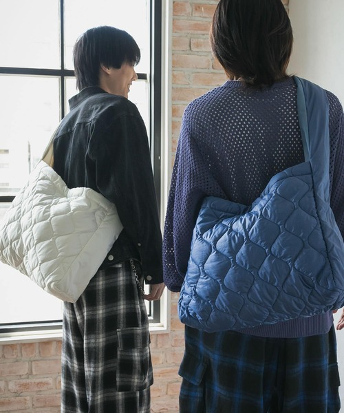 SENSE OF PLACE by URBAN RESEARCH（センスオブプレイスバイアーバンリサーチ）の「ナイロンキルトビッグショルダー（ショルダーバッグ・メンズ・ブルー/ブラック/オフホワイト/パープル・ONE）」の5枚目の写真