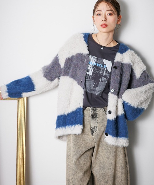 LAKOLE(ラコレ)の「インターシャ配色カーディガン / 150985(カーディガン/ボレロ・レディース・ブルー/イエロー/ピンク・FREE)」の2枚目の写真