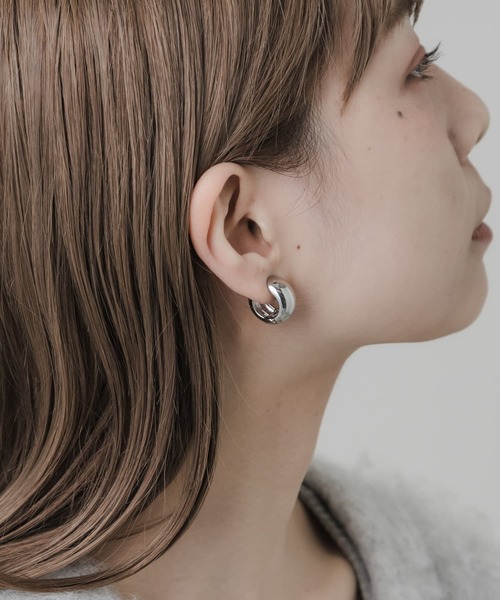 SMELLY（スメリー）の「メタルワイドフープクリップイヤリング（イヤリング・レディース・シルバー/ゴールド・-）」の10枚目の写真