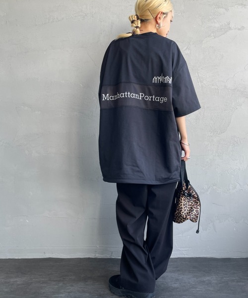 Manhattan Portage（マンハッタンポーテージ）の「[MANHATTAN PORTAGE/マンハッタンポーテージ] 別注 メッシュ切替 バックプリントTシャツ（Tシャツ/カットソー・レディース・グレイッシュベージュ/ブラック/ホワイト・M/XL/L）」の5枚目の写真
