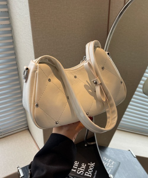 mebole(メボレ)の「スウィーティースタッズ2WAYバッグ(ショルダーバッグ・レディース・レッド/アイボリー/ブラック/シルバー・FREE)」の7枚目の写真
