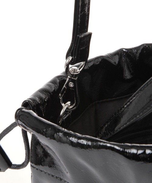 LEPSIM(レプシィム)の「フェイクレザーエナメル2WAYミニバッグ 287576(ショルダーバッグ・レディース・レッド/ブラック/アイボリー・ONE SIZE)」の6枚目の写真