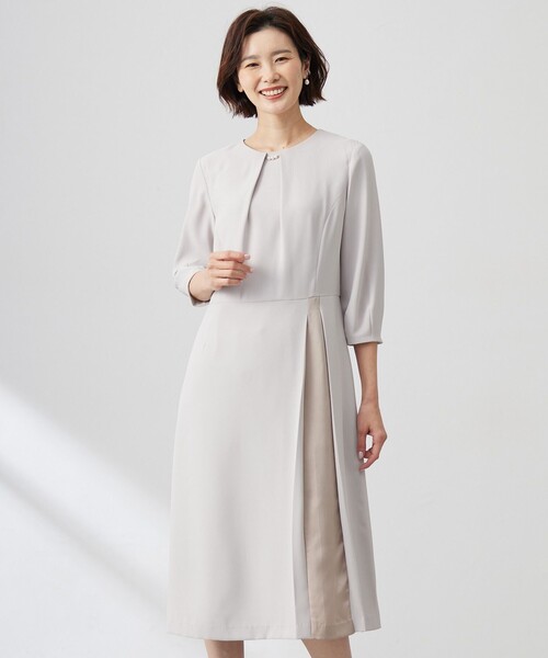 J.PRESS Ladies(J.プレス レディス)の「【洗える】ストレッチバックサテンジョーゼット Aライン ワンピース(ワンピース・レディース・ブラック系/ベージュ系・XS)」の2枚目の写真