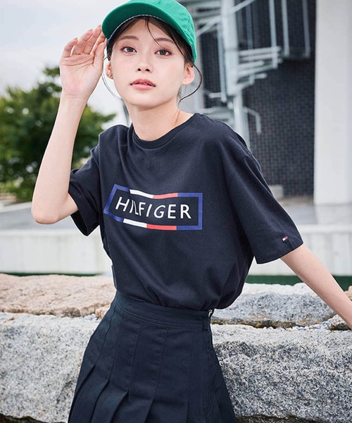 売れ筋商品|||トミーヒルフィガー Tシャツ レディース トップス VERTICAL TEE UNISEX - Print T-shirt - newsprint multi TOMMY HILFIGER｜【オンライン限定】【ユニセックス】トミー