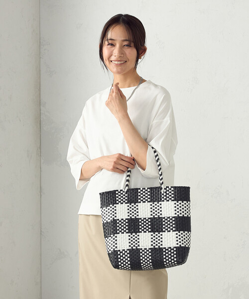 MONO　COMME CA（モノコムサ）の「ギンガムチェック かごバッグ（かごバッグ・レディース・ブラック/グレー・FREE）」の3枚目の写真