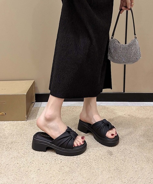 shoes365(シューズスリーシックスファイヴ)の「【shoes 365】クロスデザイン厚底サンダル(サンダル・レディース・オフホワイト/ブラック・22.5cm/23.0cm/23.5cm/24.0cm/24.5cm/25.0cm)」の5枚目の写真