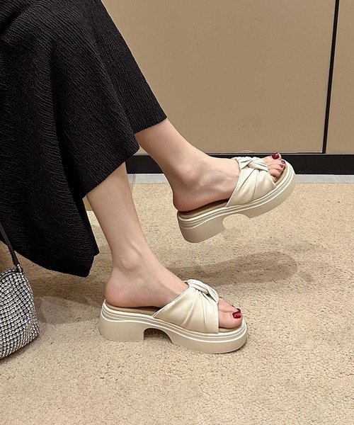 shoes365(シューズスリーシックスファイヴ)の「【shoes 365】クロスデザイン厚底サンダル(サンダル・レディース・オフホワイト/ブラック・22.5cm/23.0cm/23.5cm/24.0cm/24.5cm/25.0cm)」の4枚目の写真