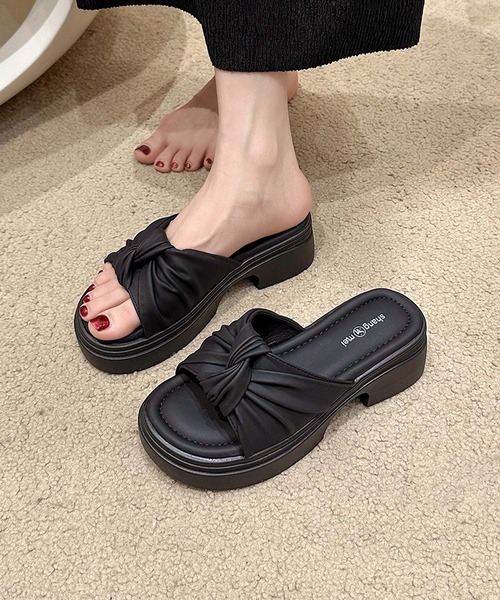 shoes365(シューズスリーシックスファイヴ)の「【shoes 365】クロスデザイン厚底サンダル(サンダル・レディース・オフホワイト/ブラック・22.5cm/23.0cm/23.5cm/24.0cm/24.5cm/25.0cm)」の8枚目の写真