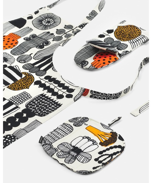 marimekko(マリメッコ)の「Puutarhurin Parhaat / apron(エプロン・レディース・ブラック・FREE)」の2枚目の写真