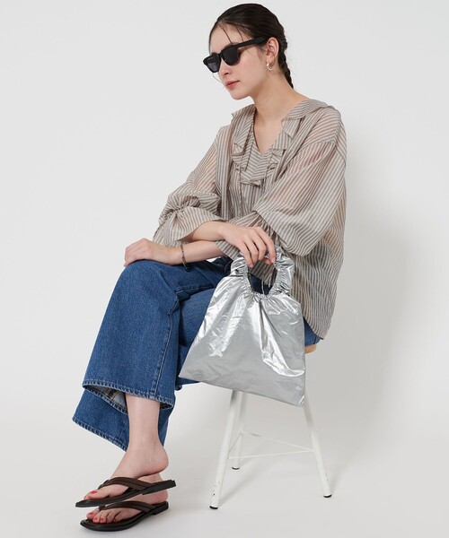 BEAUTY&YOUTH UNITED ARROWS(ビューティーアンドユースユナイテッドアローズ)の「メタリック ギャザー クリテハンドル バッグ(トートバッグ・レディース・ロイヤルブルー/シルバー・FREE)」の4枚目の写真
