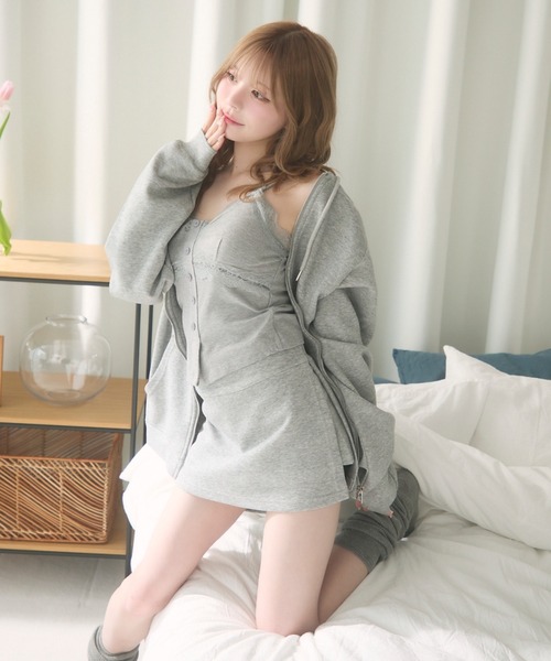 TITTY&CO.（ティティーアンドコー）の「レースキャミ付きスウェットセットアップ（セットアップ・レディース・グレー・FREE）」の3枚目の写真