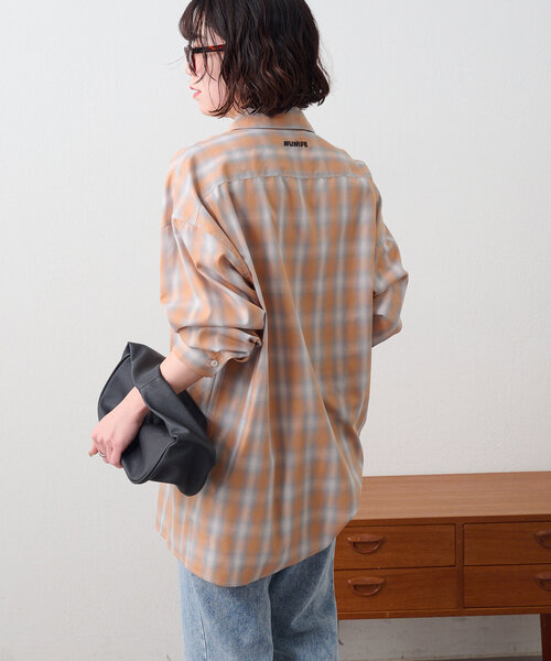 NUNIFE(ユニフィー)の「【NUNIFE】後ろロゴ刺繍チェックシャツ【ユニセックス】(シャツ/ブラウス・レディース・オフホワイト/オレンジ/ブルー/ブルー系その他/イエロー/ピンク・FREE)」の6枚目の写真
