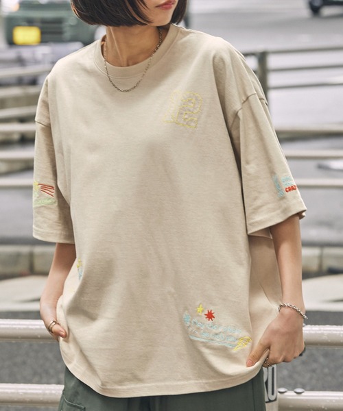 DOD(ディーオーディー)の「DOD/ディーオーディー 別注 グラフィックランダム刺繍 半袖Tシャツ(Tシャツ/カットソー・レディース・ホワイト/スミクロ/ネイビー/グレイッシュベージュ・M/L)」の4枚目の写真
