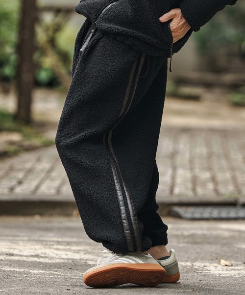 CAMBIO(カンビオ)の「mp13807- Sheep Like Boa Synthetic Leather Line Jogger Pants ジョガーパンツ(その他パンツ・メンズ・オリーブ×ブラック/ブラック×ホワイト/ブラック×ブラック・S/M/L)」の2枚目の写真