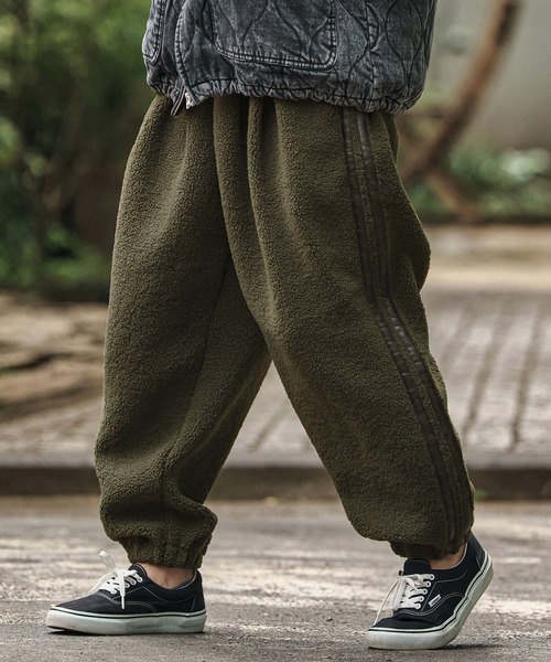 CAMBIO(カンビオ)の「mp13807- Sheep Like Boa Synthetic Leather Line Jogger Pants ジョガーパンツ(その他パンツ・メンズ・オリーブ×ブラック/ブラック×ホワイト/ブラック×ブラック・S/M/L)」の3枚目の写真