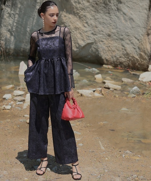 Callarus（カラルス）の「【オケージョン対応】箔プリントジャカードデザインビスチェパンツセットアップドレス（ビスチェ＋パンツ）〔Callarus〕（パンツドレス・レディース・ブラック系/パープル系・3L/LL/L/M/S）」の3枚目の写真