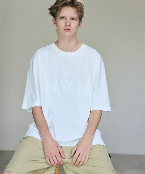 rehacer(レアセル)の「rehacer : N.V.M Logo Relax Fit T-shirt / N.V.M ロゴ リラックスフィットTシャツ(Tシャツ/カットソー・メンズ・ホワイト/グリーン/ピンク/ブラック・SMALL/MEDIUM/LARGE/X-LARGE)」の2枚目の写真
