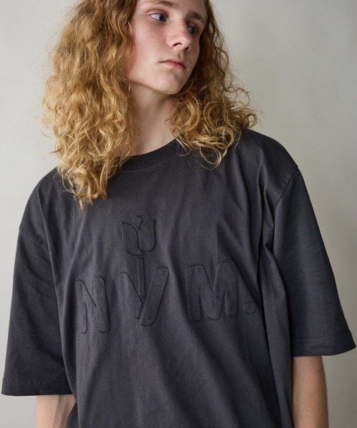 rehacer(レアセル)の「rehacer : N.V.M Logo Relax Fit T-shirt / N.V.M ロゴ リラックスフィットTシャツ(Tシャツ/カットソー・メンズ・ホワイト/グリーン/ピンク/ブラック・SMALL/MEDIUM/LARGE/X-LARGE)」の3枚目の写真