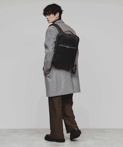 tk.TAKEO KIKUCHI(ティーケータケオキクチ)の「Refined Leather バックパック(バックパック/リュック・メンズ・ブラック/ダークブラウン/ブラック系・00)」の4枚目の写真