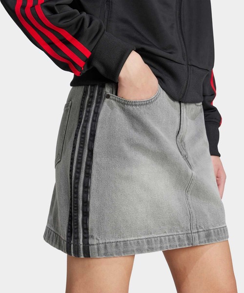 adidas(アディダス)の「アディカラー スリーストライプス デニム ミニスカート / アディダスオリジナルス adidas Originals(デニムスカート・レディース・グレー・3XL/X-SMALL/XX-LARGE/X-LARGE/LARGE/MEDIUM/SMALL)」の4枚目の写真