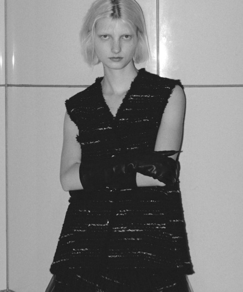 allureville（アルアバイル）の「ジオリカツィードフリンジジレ（ベスト・レディース・ブラック/アイボリー・2）」の3枚目の写真