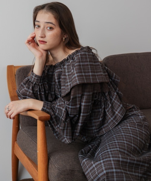 Bab（バブ）の「3WAYラッフルフリルブラウス セットアップ対応（シャツ/ブラウス・レディース・チャコールグレー/A/モカ・M）」の3枚目の写真