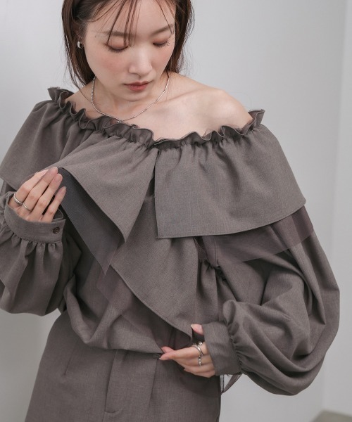 Bab（バブ）の「3WAYラッフルフリルブラウス セットアップ対応（シャツ/ブラウス・レディース・チャコールグレー/A/モカ・M）」の2枚目の写真
