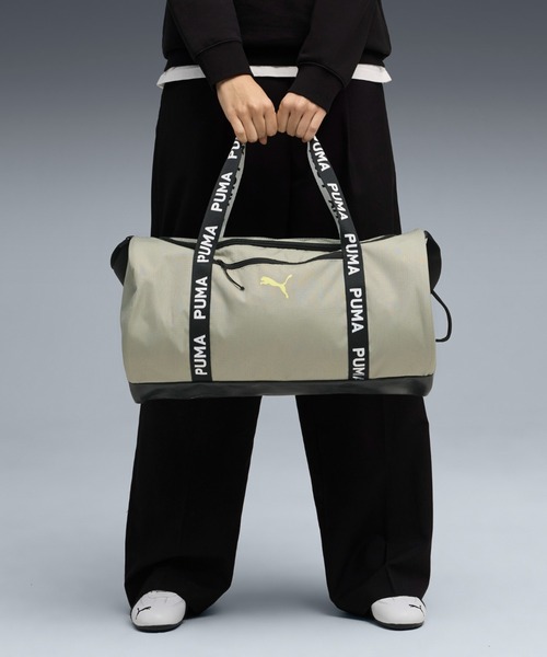 PUMA（プーマ）の「PUMA プーマ ウィメンズ AT ESS バレルバッグ 28.5L AT ESS Barrel Bag（ショルダーバッグ・レディース・ブラック/ライトカーキ・フリー）」の2枚目の写真