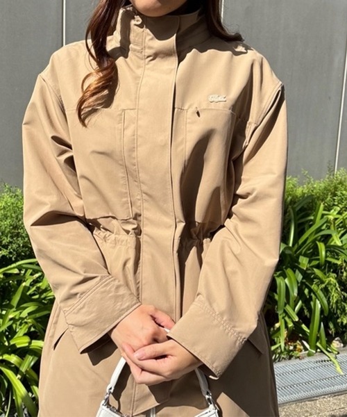 LACOSTE（ラコステ）の「撥水 ウエストドローコード ユーティリティマウンテンパーカー / フード収納可（マウンテンパーカー・レディース・ブラック/ベージュ・34/36/38/40）」の2枚目の写真