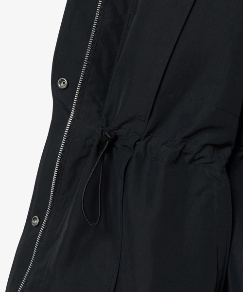 LACOSTE（ラコステ）の「撥水 ウエストドローコード ユーティリティマウンテンパーカー / フード収納可（マウンテンパーカー・レディース・ブラック/ベージュ・34/36/38/40）」の20枚目の写真