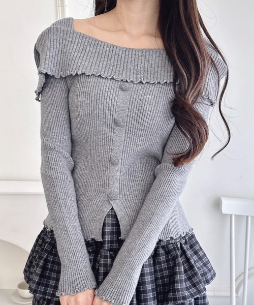 Loueme(ルエム)の「【5色展開】フロントボタンオフショル風ニットトップス(ニット/セーター・レディース・ブラック/ライトブルー/グレー/ホワイト/レッド・FREE)」の3枚目の写真